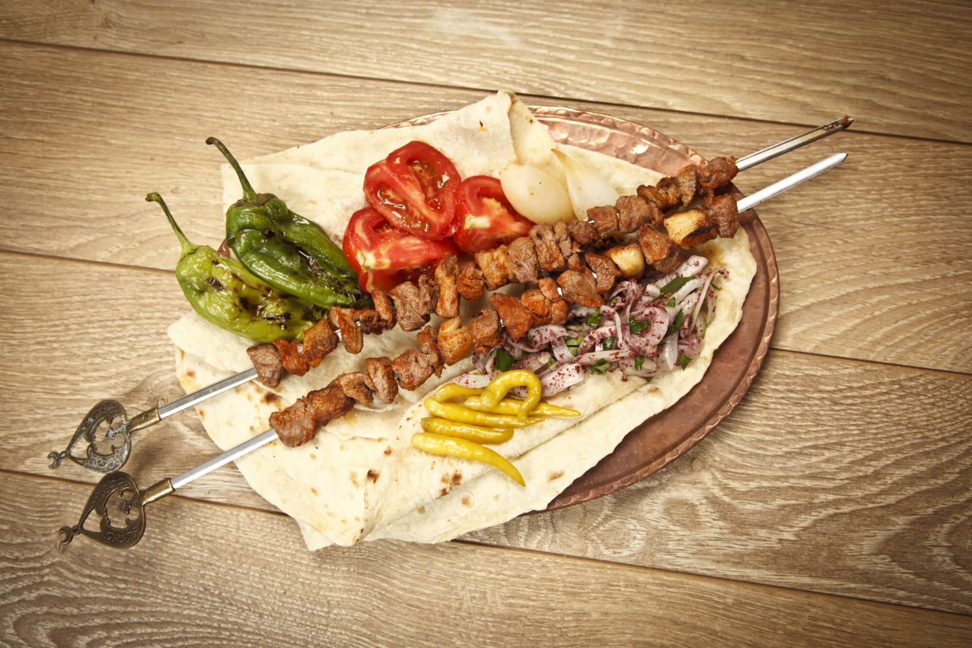 Delicious lamb shish served with tomatoes and peppers